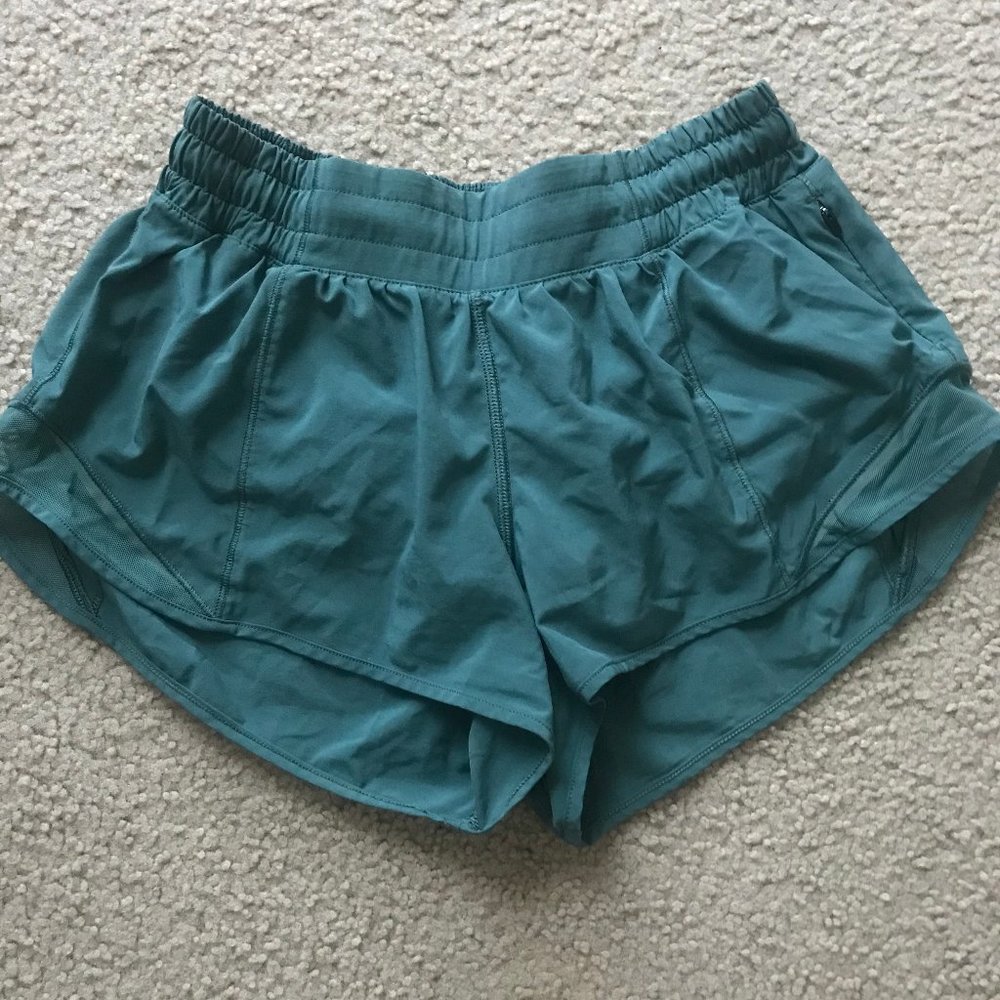 Lululemon Hotty Hot Short II *2.5"